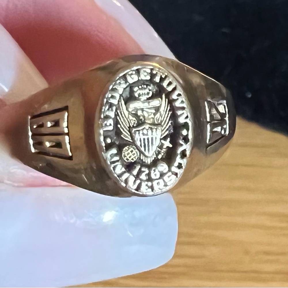 10k ring with a weight of 3.2 grams. I accept offers, I have a lot of jewelry